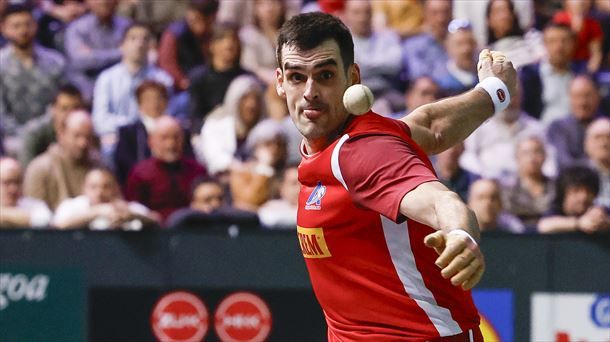 Ezkurdia, qui souffre d'une contusion au scaphoïde droit, jouera la demi-finale du Cuatro y Medio samedi.