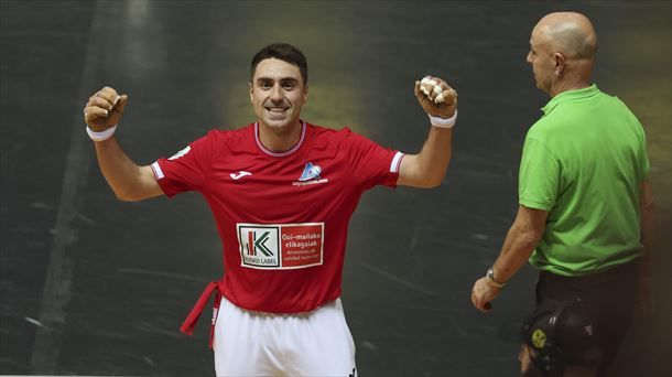 Peio Etxeberria overcomes clearly, in the final, Zabala, and wins the Four and a Half 2025 (22-11)