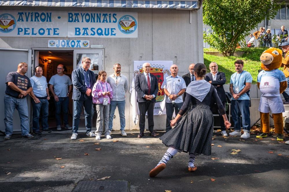 Pelota in Bayonne: new fronton, clubhouse, changing rooms and bleachers at Jean-Dauger