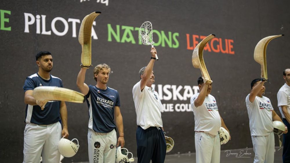 Basque pelota. In Gernika, the Basque national team takes part in its first qualifying competition for the World Championships.