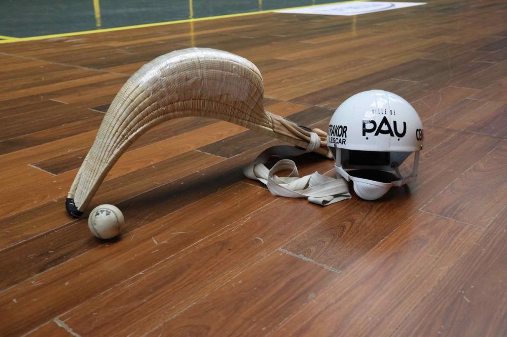 SÉRIE pelote basque : chistera, pelote et casque… Avec quel équipement on joue à la cesta punta ? Réponse avec Jean Olharan [VIDEO]
