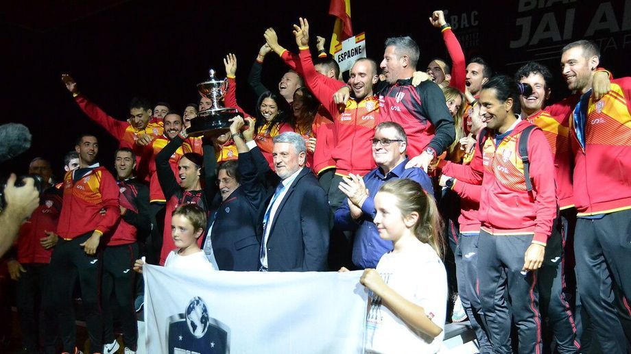 La federación internacional de pelota está en litigio con la federación española y ha decidido abandonar su sede de Pamplona.