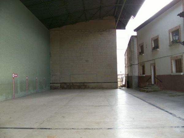 31491 Sada, Navarra Spain (Calle Meca 21) Left walled fronton 1920