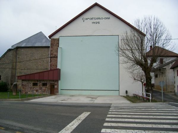 31640 Burguete Auritz, Spain (Calle de Zubiarte) Open-air single walled ...